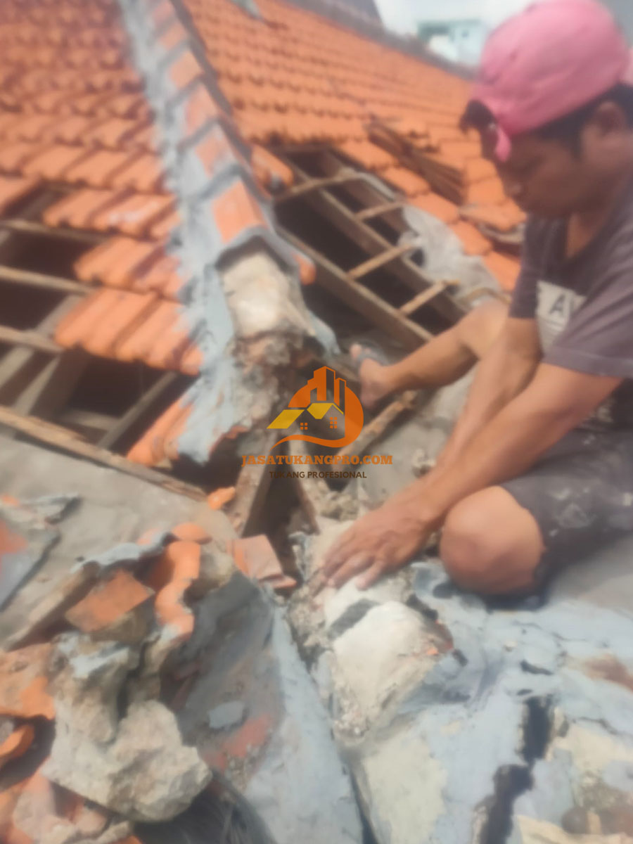 Pengerjaan tukang bongkar & pasang karpus atap rumah daerah Kelapa Gading Jakarta