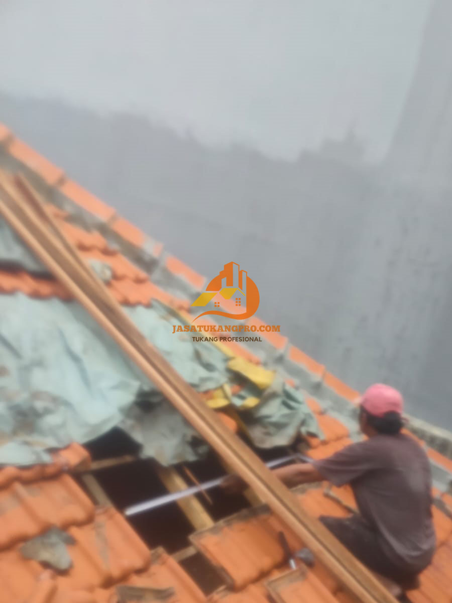Pengerjaan tukang perbaikan genteng bocor / atap bocor daerah Kelapa Gading Jakarta