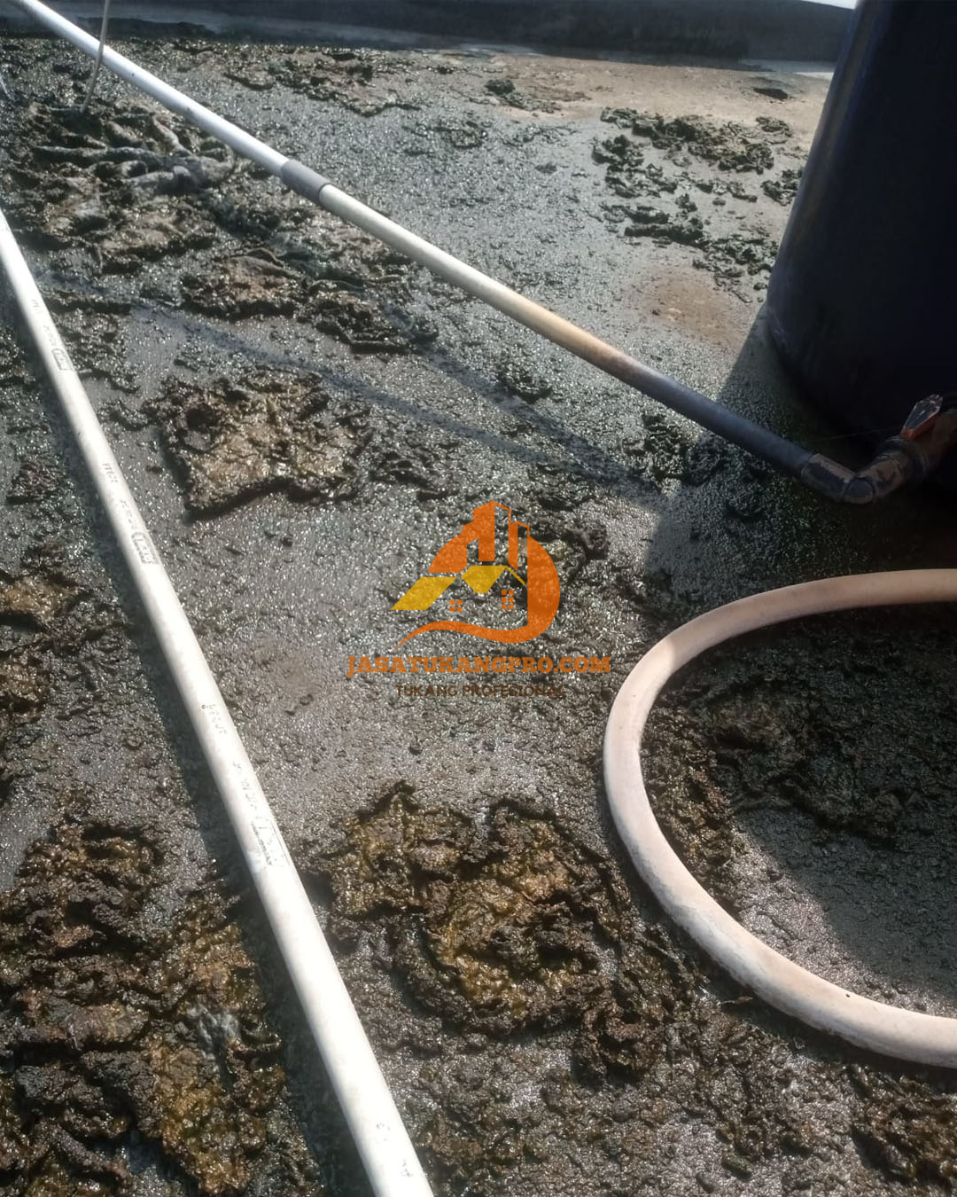 Tukang Sunter mengerjakan perbaikan renovasi dak ruko akibat bocoran toren