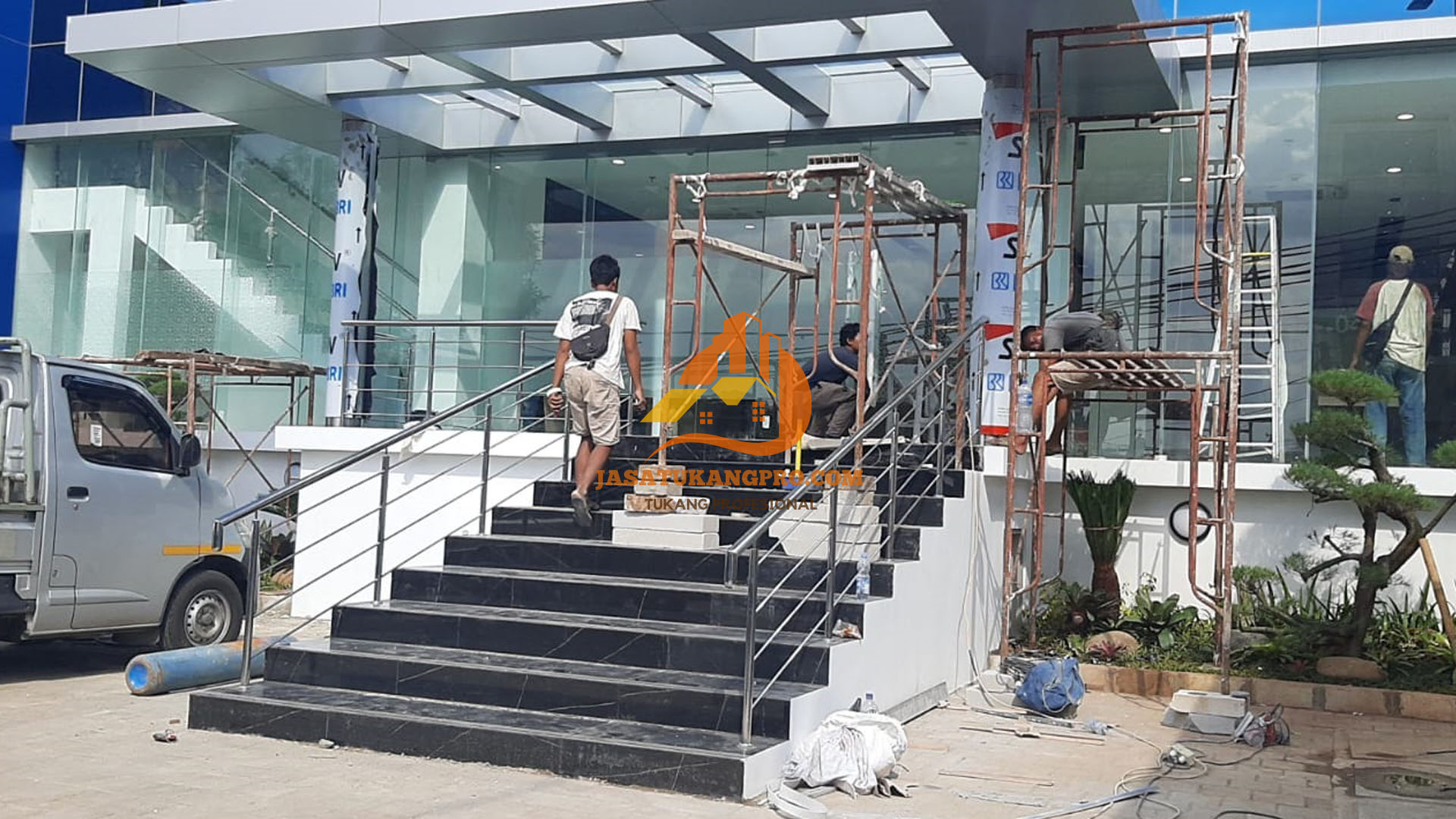 Bengkel Las Jakarta Pusat Bikin Railing Tangga & Kanopi Teras Kantor