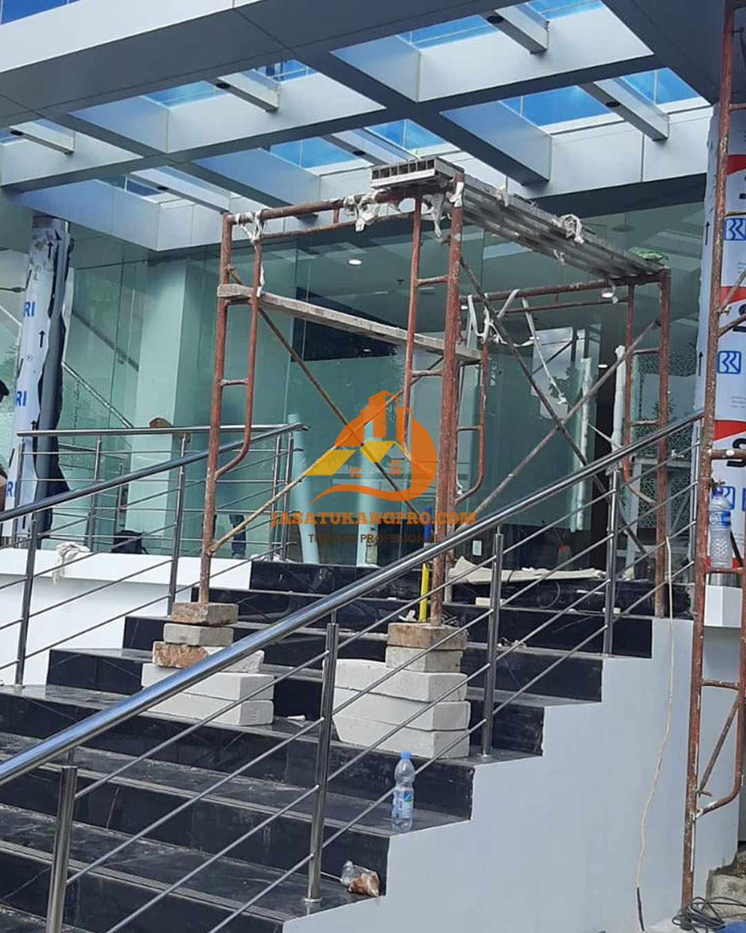 Tukang Las Panggilan Jakarta Pusat & Bekasi Bikin Kanopi Teras Kantor & Railing Tangga