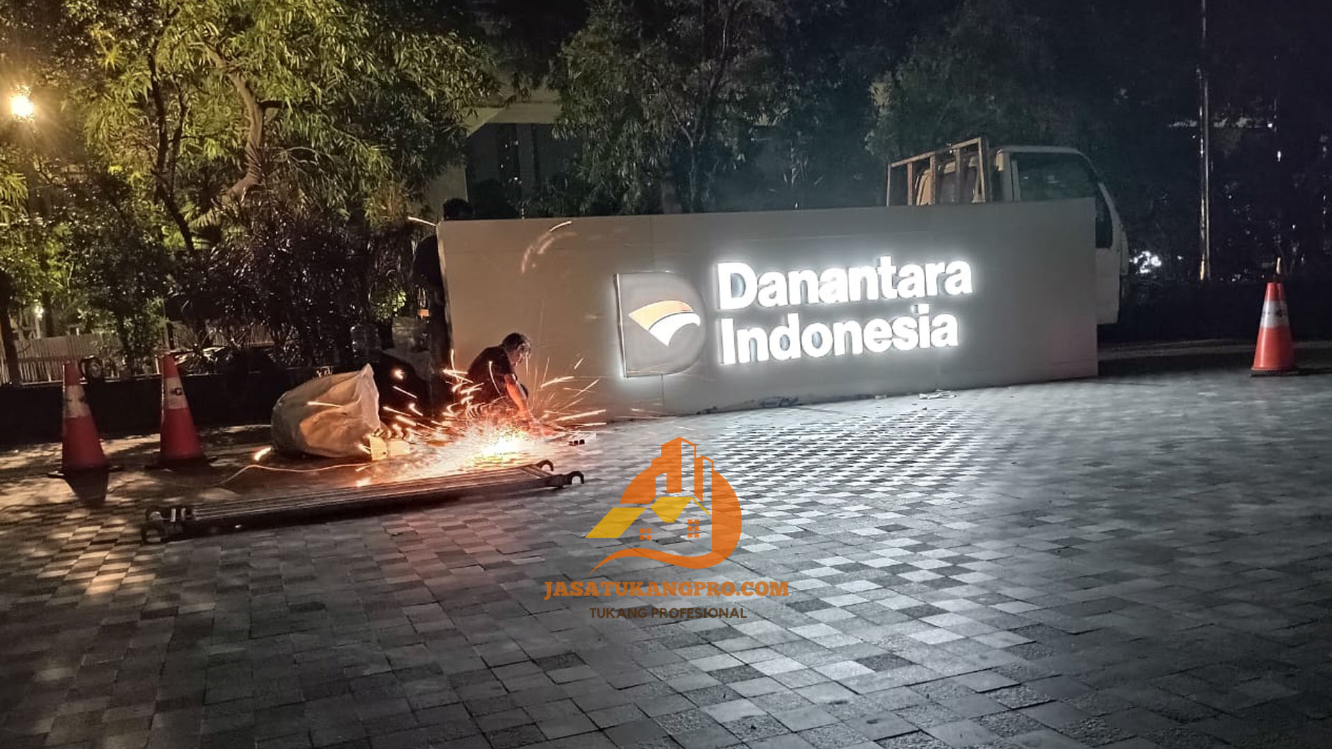 Jasa Huruf Timbul Stainless & Akrilik, Neon Sign Jakarta / Jabodetabek